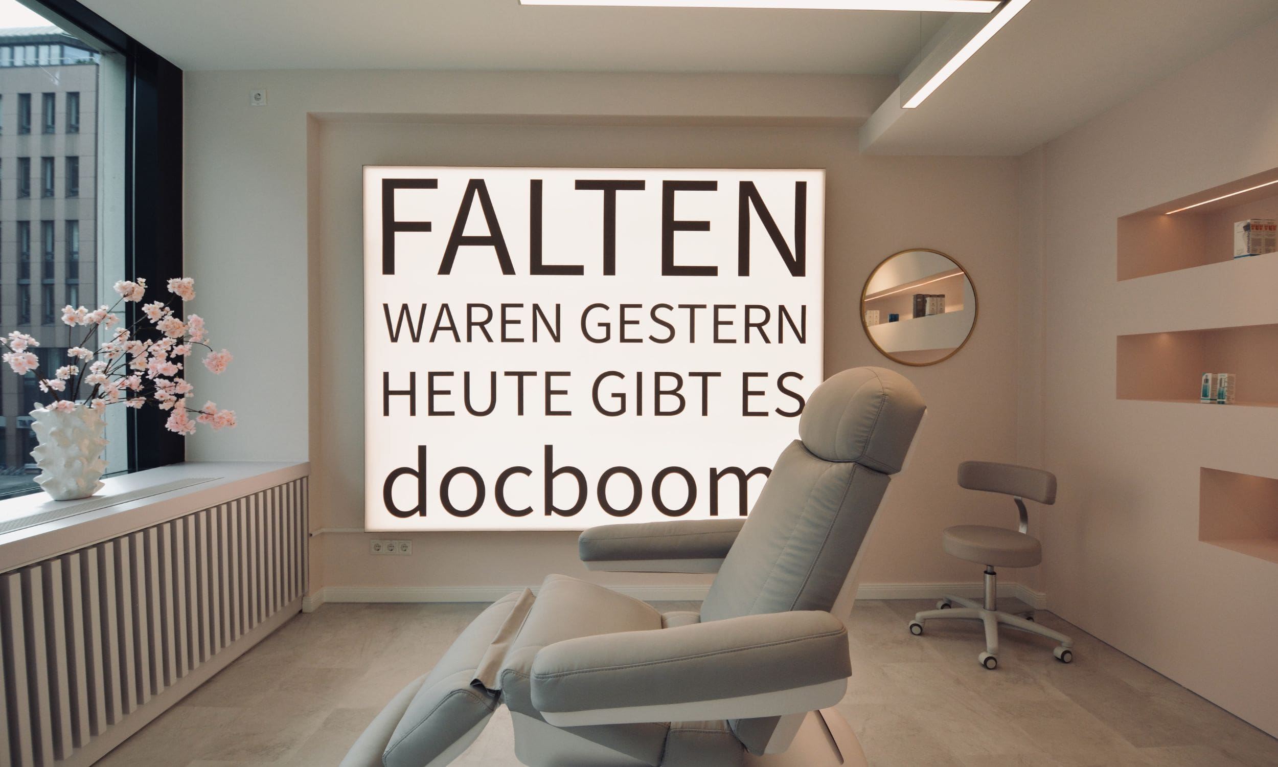 Behandlungszimmer mit Fensterblick Praxis Düsseldorf